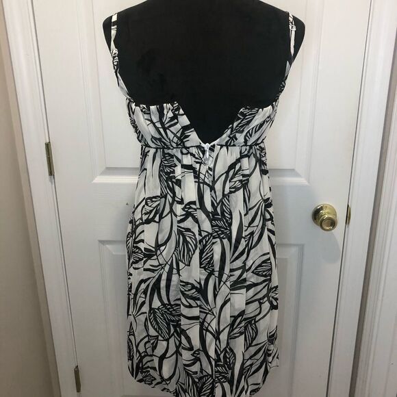 White House Black Market black white mini dress. - Picture 8 of 12